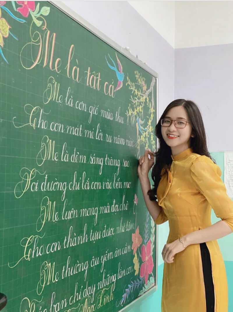 Cô giáo Nghệ An viết chữ đẹp như vẽ tranh gây xao xuyến vì nhan sắc xinh đẹp