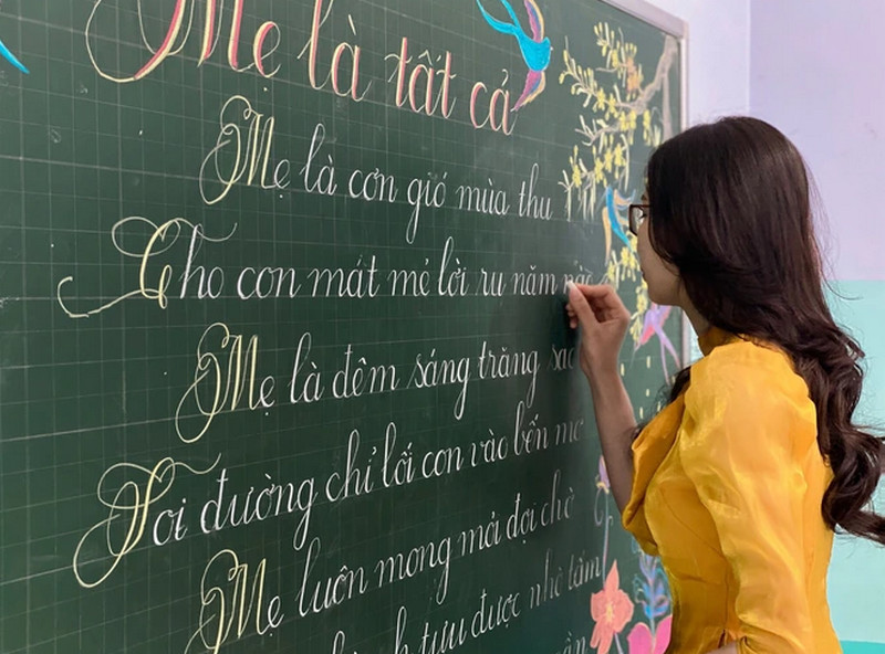 Cô giáo xứ Nghệ viết chữ đẹp như tranh, gây xao xuyến vì nhan sắc xinh đẹp