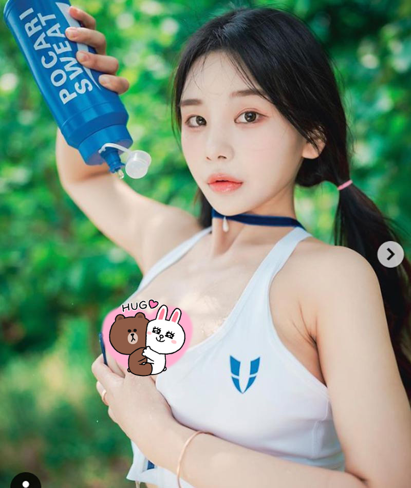 Hot girl 18+ Yuri show vòng 1 bốc lửa trên Instagram 1