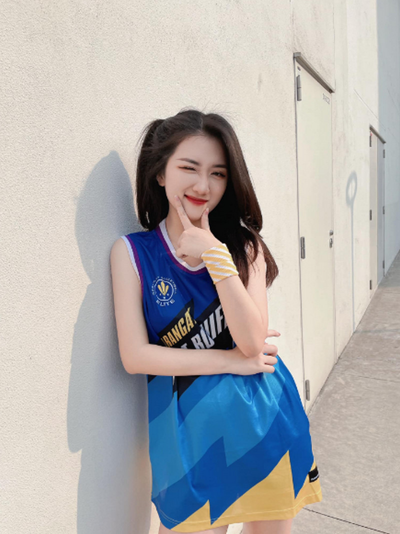 MC Linh Sunny xinh đẹp rạng rỡ trong ngày nhận bằng đại học