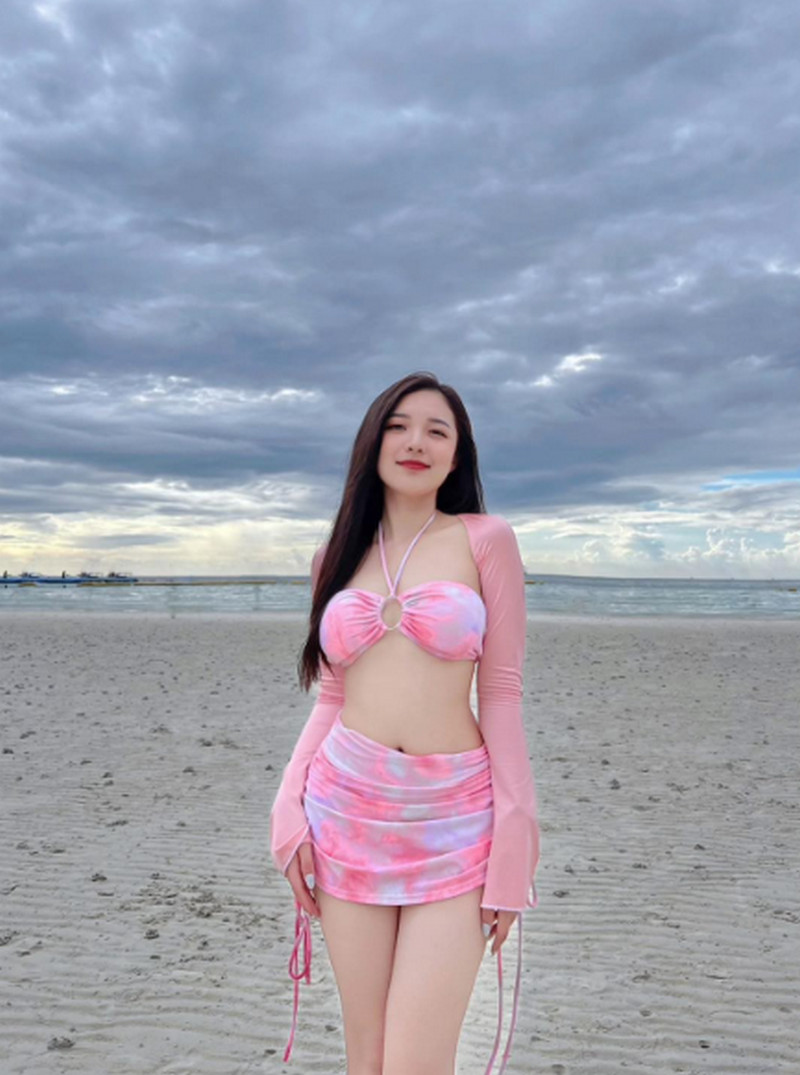 MC Phương Thảo trong bikini gợi cảm và pha bình luận đi vào lòng đất của Tùng Họa Mi