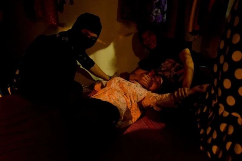 Nhân vật nữ bị cưỡng bức tiếp theo là Lan (do Thanh Hương đóng) bị cưỡng bức tập thể bởi ba người đàn ông.