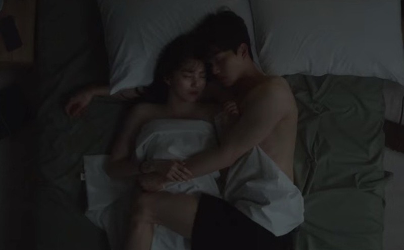 The extremely hot chemistry between the two actors who play Han So Hee and Song Kang has sparked rumors of fake love between the two.