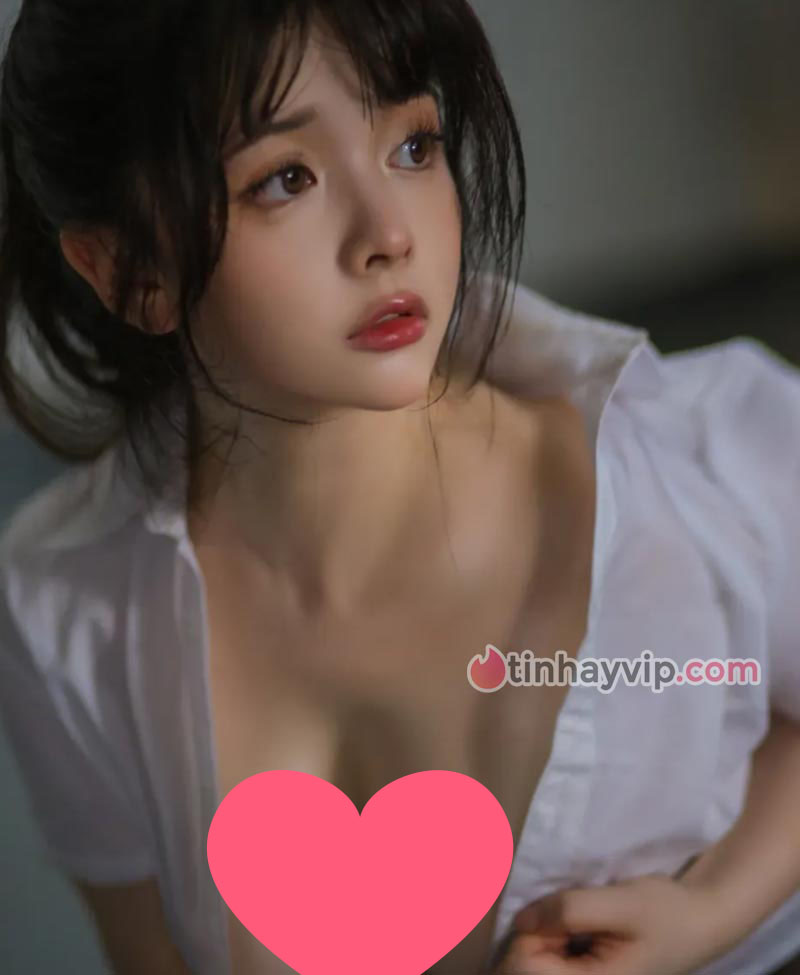 Hot girl 18+ khoe vòng 1 cực mlem 1
