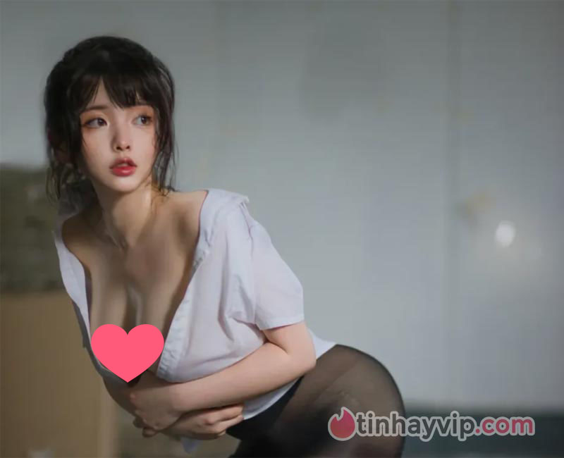 Hot girl 18+ khoe vòng 1 cực mlem 2