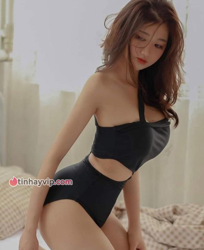 Huỳnh Mai Linh show body 6