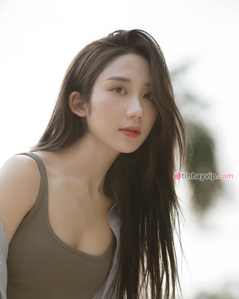 Mina Young dù diện đồ “kín mít” nhưng gương mặt vẫn xinh đẹp như thường