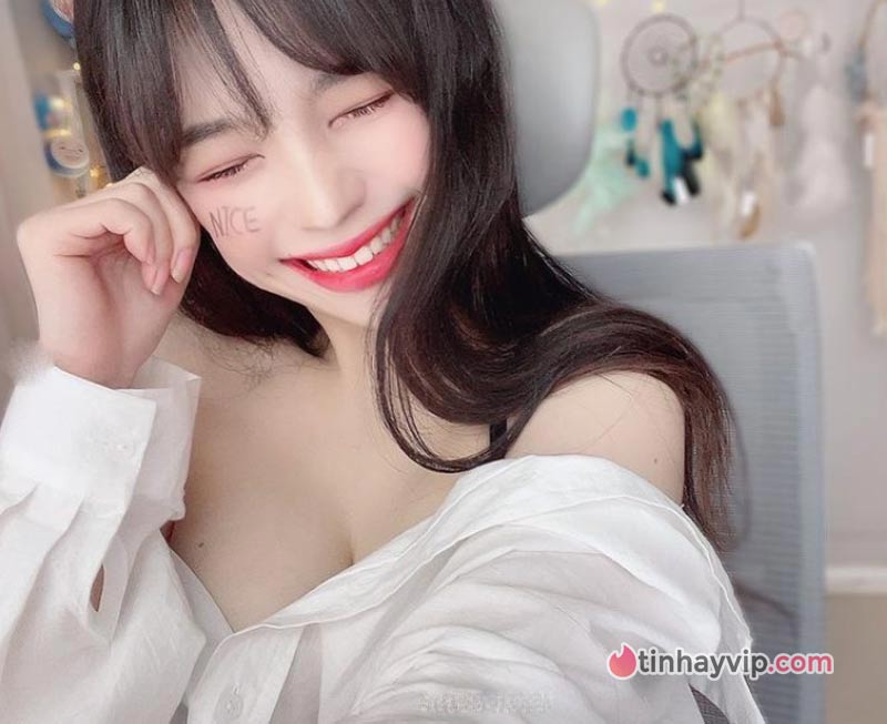 Nữ streamer cởi áo khoe hàng 5