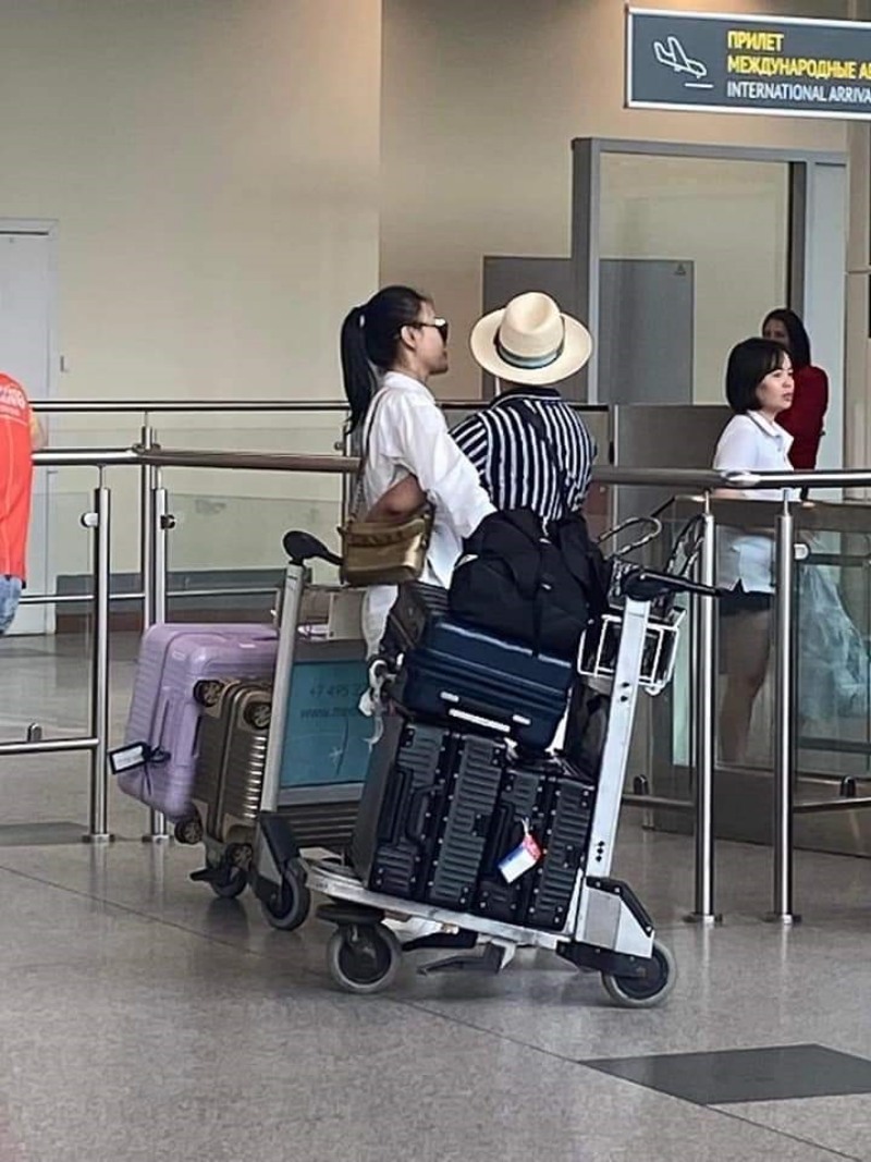 Lộ ảnh Shark Bình và Quỳnh Búp Bê tình tứ ở sân bay? Shark Bình là ai? | LADIGI