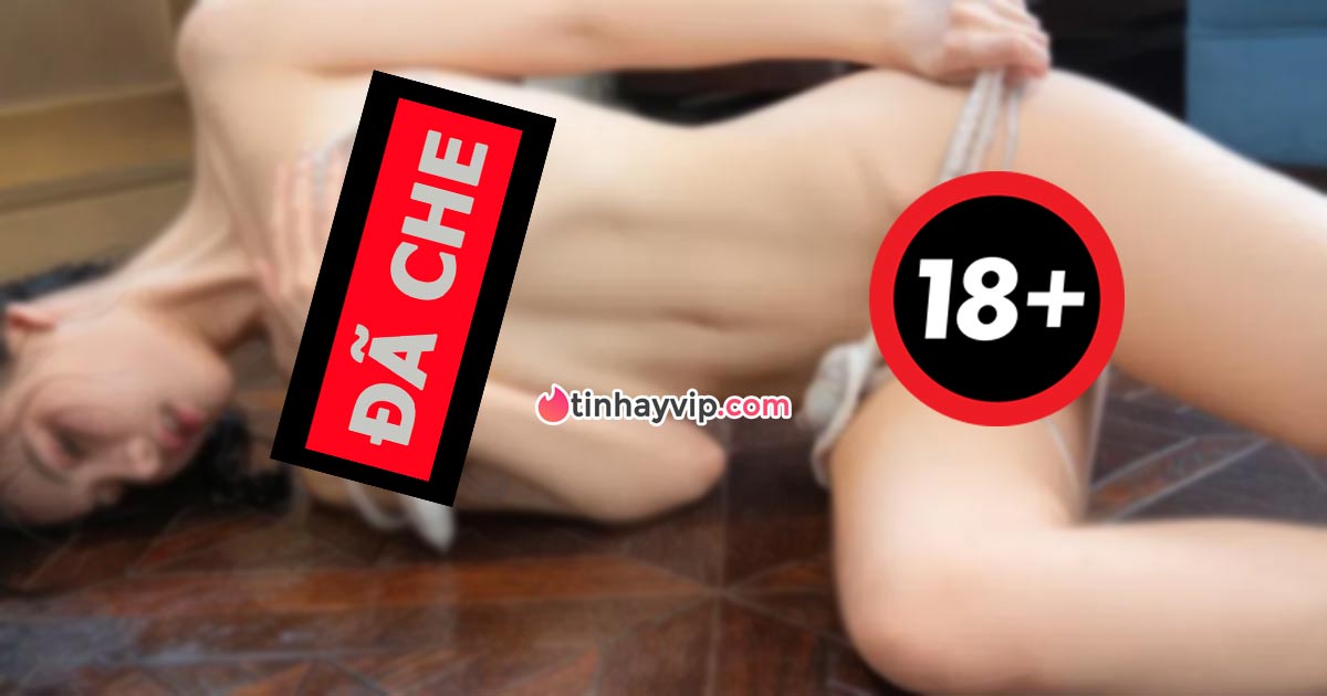 Hot girl 18+ gây phẫn nộ khi chụp ảnh nude không che với động vật