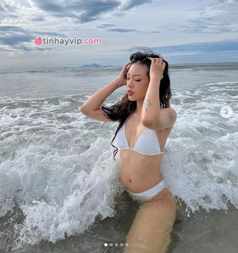 Trần Hoàng Anh Thư khoe dáng trong bikini 2