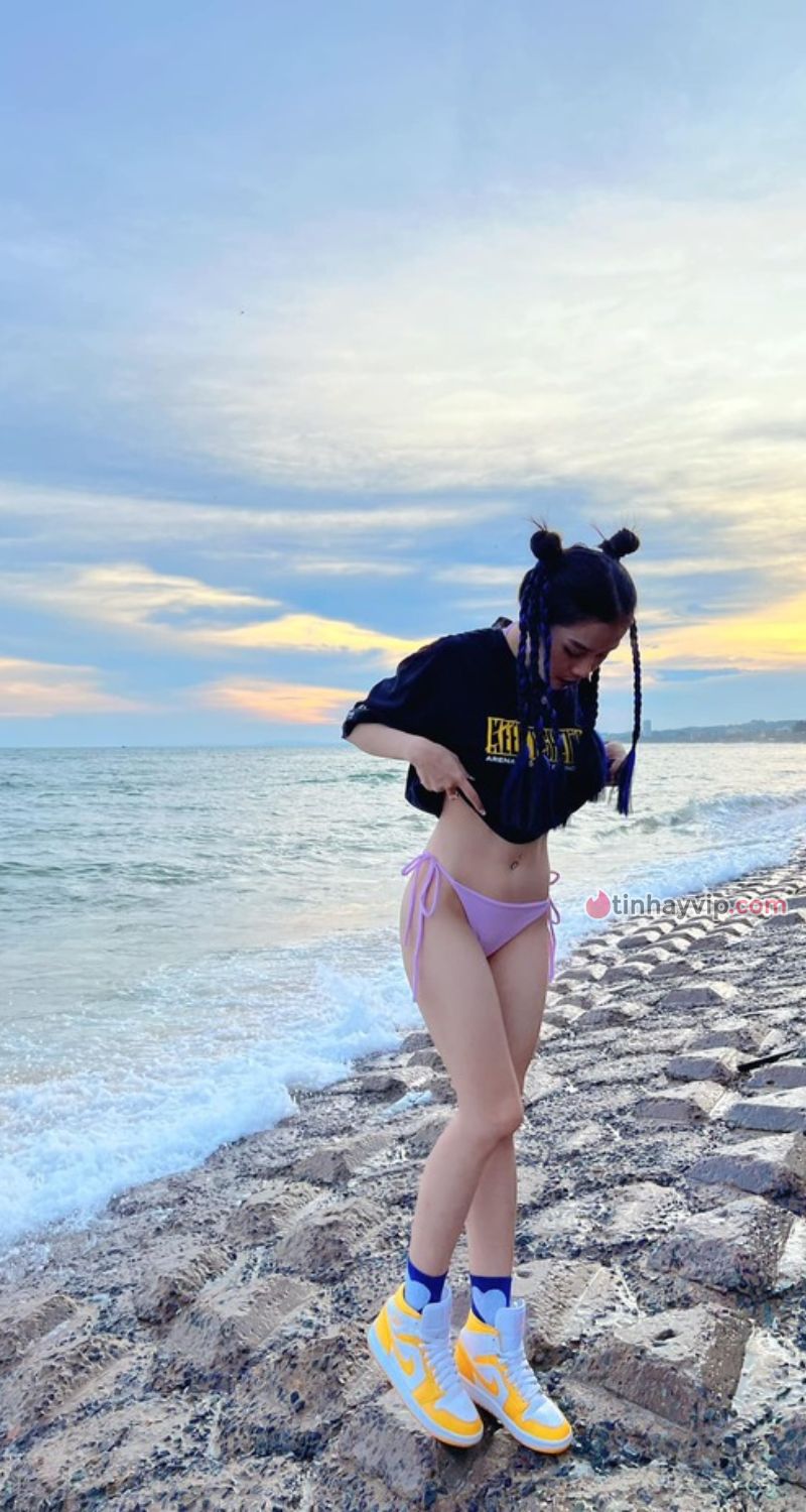 Bạn gái Maris khoe thân hình nóng bỏng với bikini cực cháy
