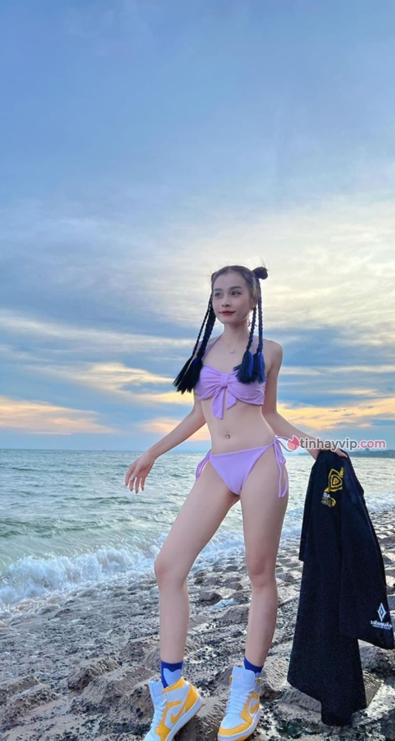 Bạn gái Maris khoe thân hình nóng bỏng với bikini cực nóng bỏng