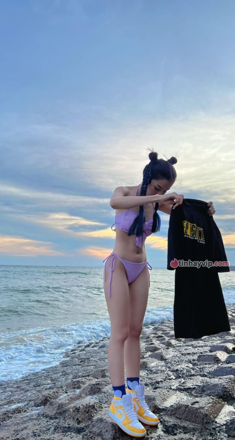 Bạn gái Maris khoe thân hình nóng bỏng với bikini cực nóng bỏng