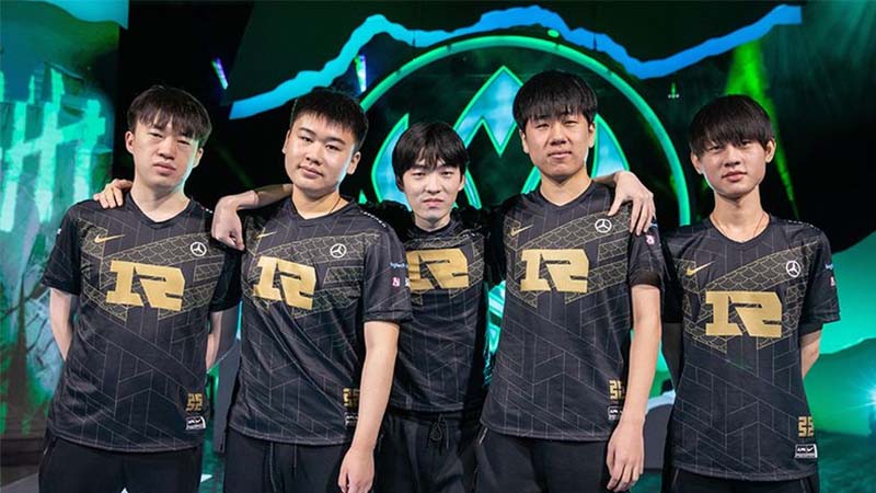RNG easily beat Teemo and Top Garen at Worlds 2022