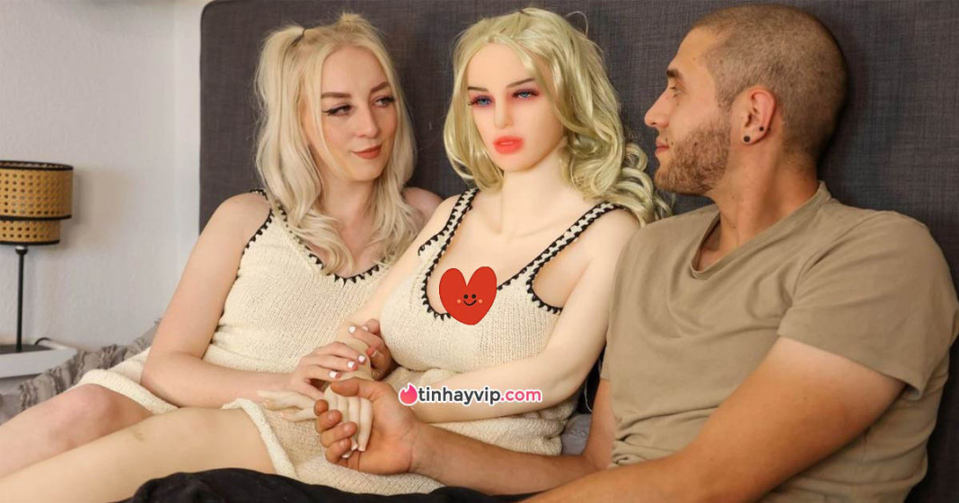 Hot girl 18+ tiết lộ sở thích giường chiếu 2 người 1 búp bê