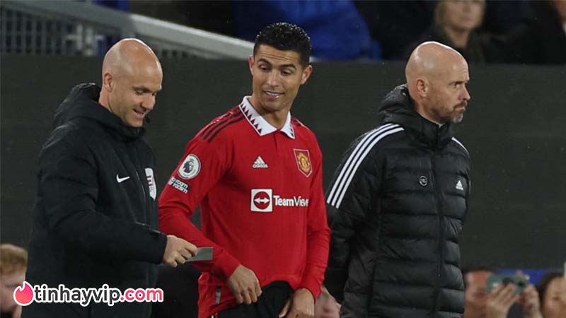 Nghi vấn Ronaldo bị kick khỏi nhóm chat MU vì drama khó đỡ