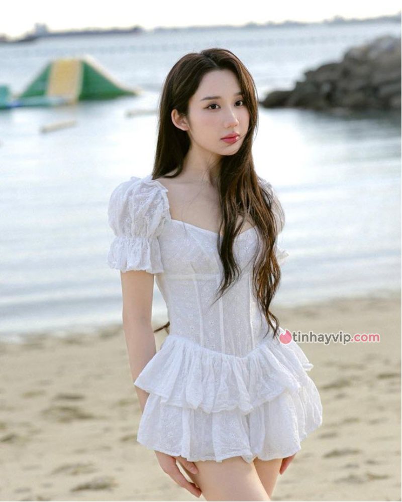 Streamer Mina Young diện váy trắng khoe thân hình “đồng hồ cát”