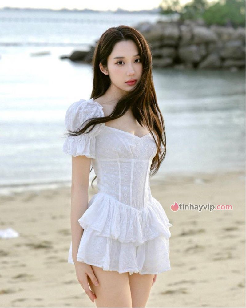 Streamer Mina Young mặc váy trắng khoe dáng 