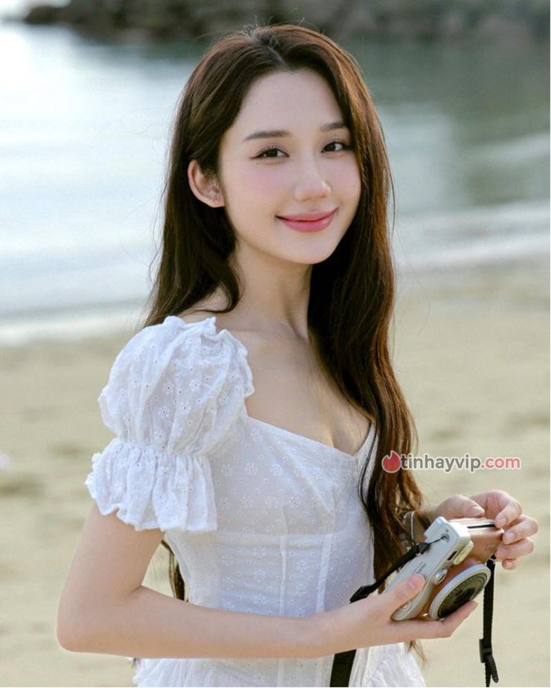 Streamer Mina Young diện váy trắng khoe thân hình “đồng hồ cát”