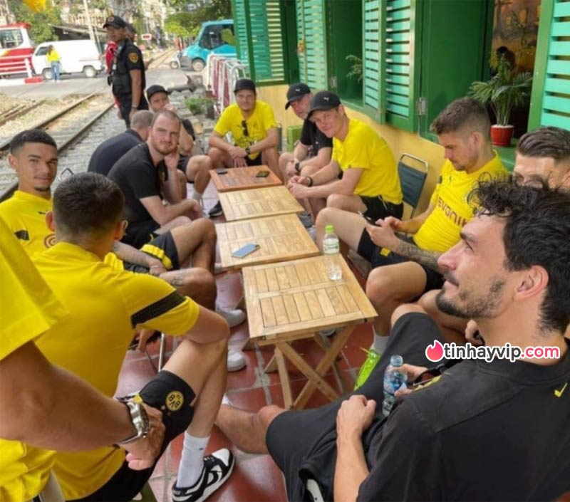 Quán cà phê để cầu thủ Dortmund ngồi trên đường ray bị phạt 1