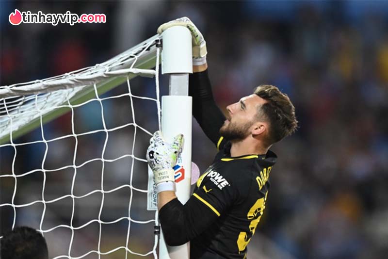 Cầu thủ Dortmund ngơ ngác vì trận gặp Việt Nam chỉ có đúng 1 phút bù giờ