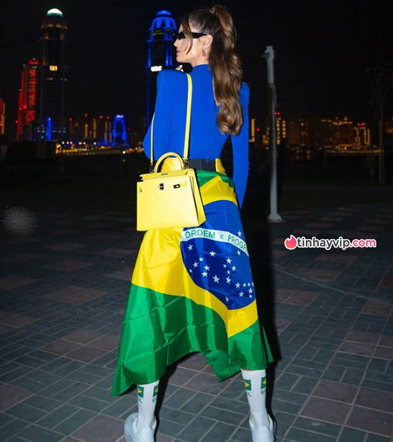 Nữ thần nội y Izabel Goulart diện trang phục nóng bỏng cổ vũ Brazil