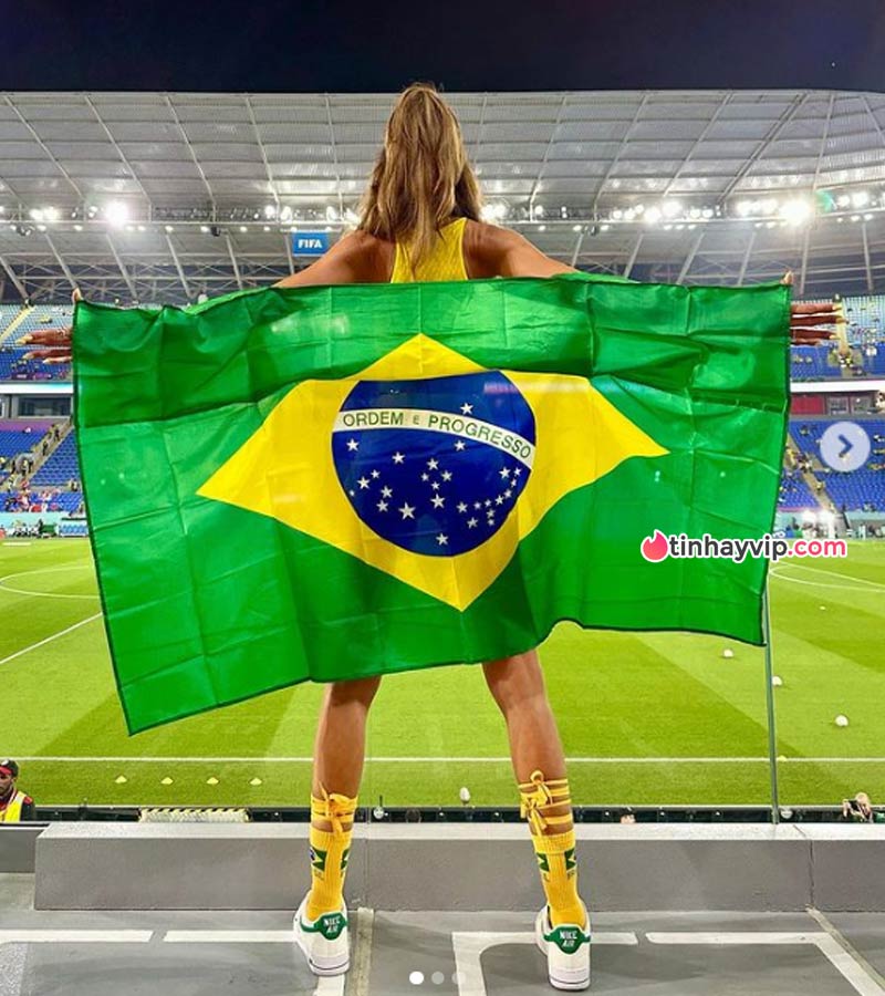 Nữ thần vải lanh Izabel Goulart mặc nóng bỏng cổ vũ Brazil
