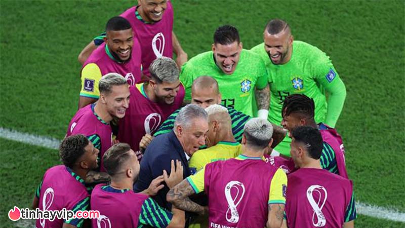 Brazil: Roy Keane ngứa mắt với màn ăn mừng của Samba