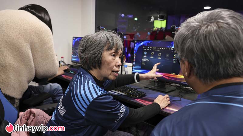 Cụ bà 65 tuổi vừa tham gia giải đấu LMHT dù không biết dùng máy tính