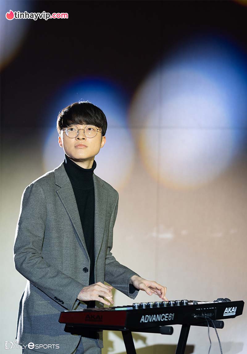 Faker xuất hiện như Idol Kpop và chơi piano siêu chất tại T1 Con 2022