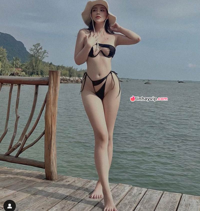 Huỳnh Như và loạt ảnh bikini cực bốc 1