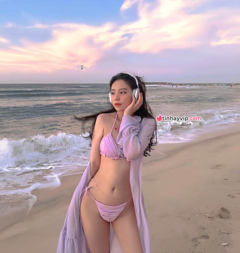 Huỳnh Như và loạt ảnh bikini cực nóng bỏng 7