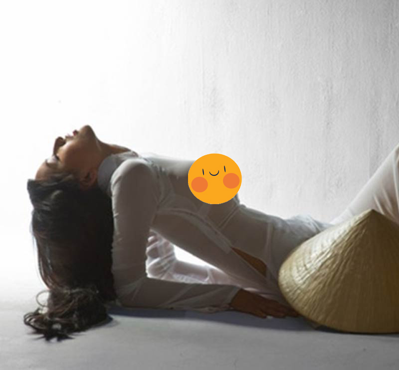 Phản cảm áo dài xuyên thấu không nội y 2
