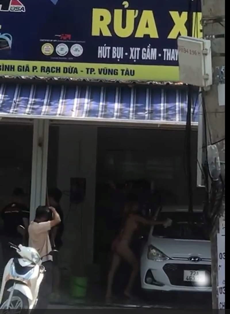 Full clip cô gái mặc bikini rửa xe ở Vũng Tàu