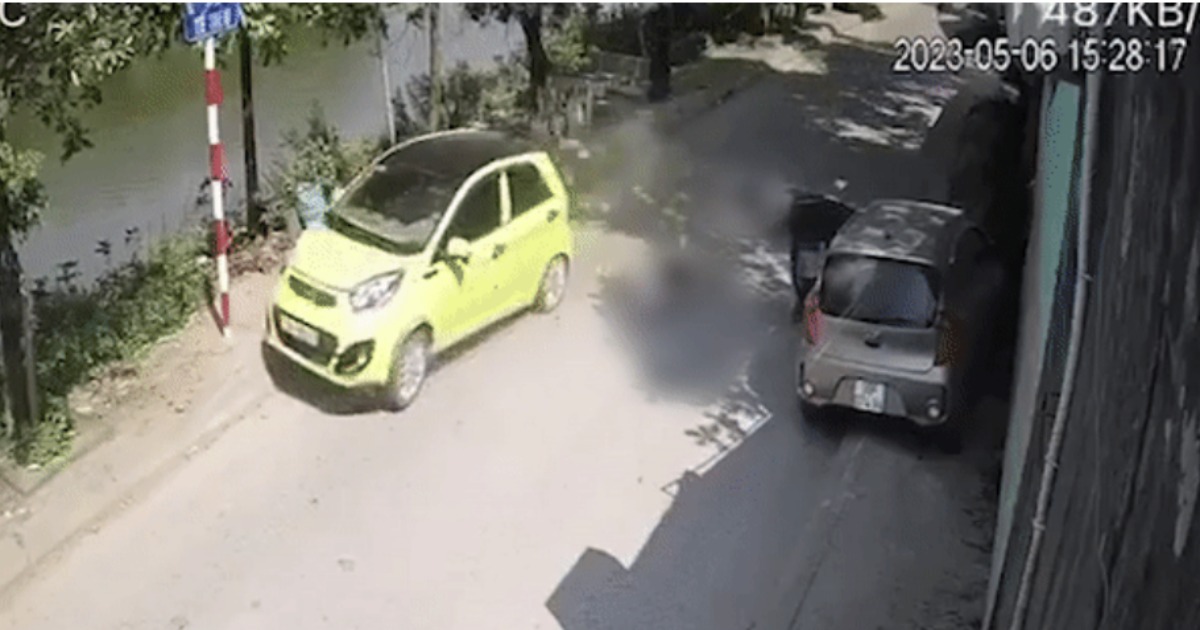 Đoạn clip mở cửa xe ô tô khiến 2 người thương vong