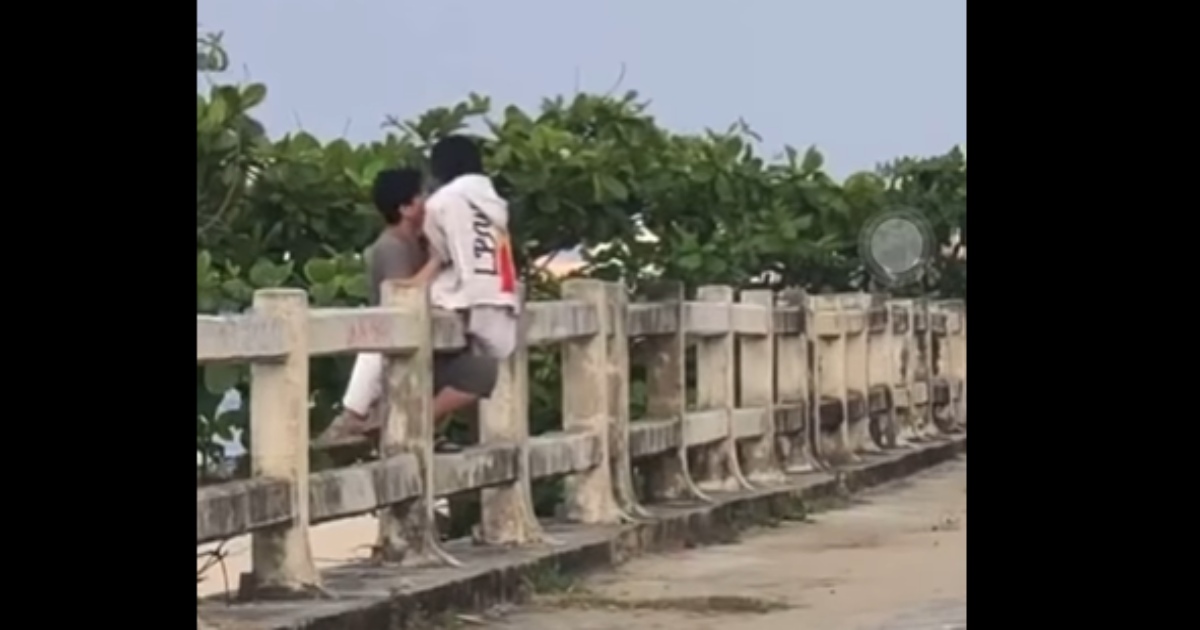 Full clip cặp đôi nhún nhảy trên cầu tại Đà Nẵng gây sốc