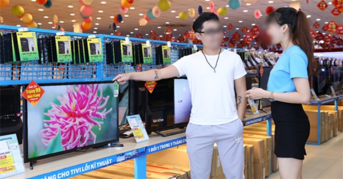 nhan-vien-the-gioi-di-dong-lo-clip-00 Lộ clip nóng nữ nhân viên thế giới di động cùng bạn trai