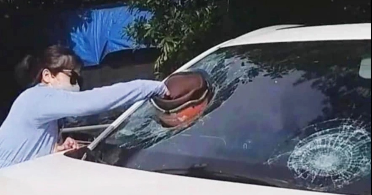 Cận cảnh clip người vợ dùng nón bảo hiểm đập vỡ kính ôtô vì chồng đi với nhân tình