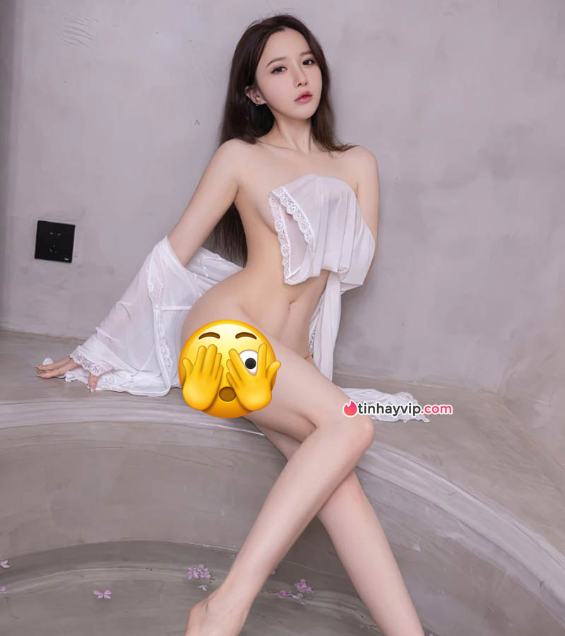 Hot girl 18+ Fish tung ảnh tắm khỏa thân 3