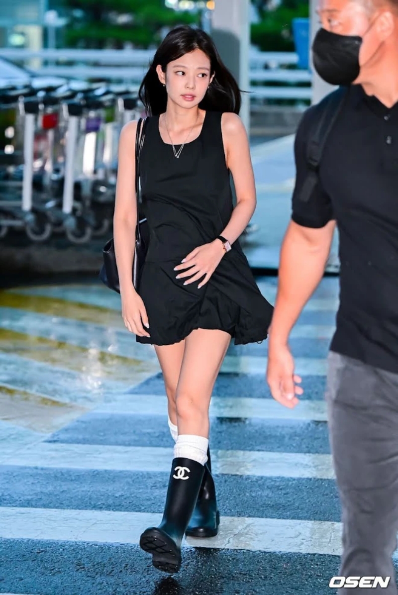 Bóc outfit sân bay của cô nàng Jennie