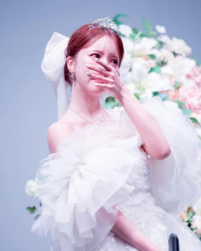 Yua Mikami diện váy cô dâu trong buổi họp fan 