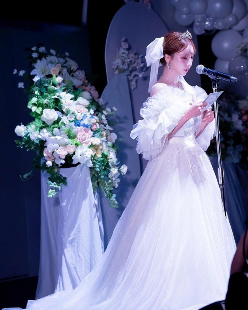 Yua Mikami diện váy cô dâu trong buổi họp fan 