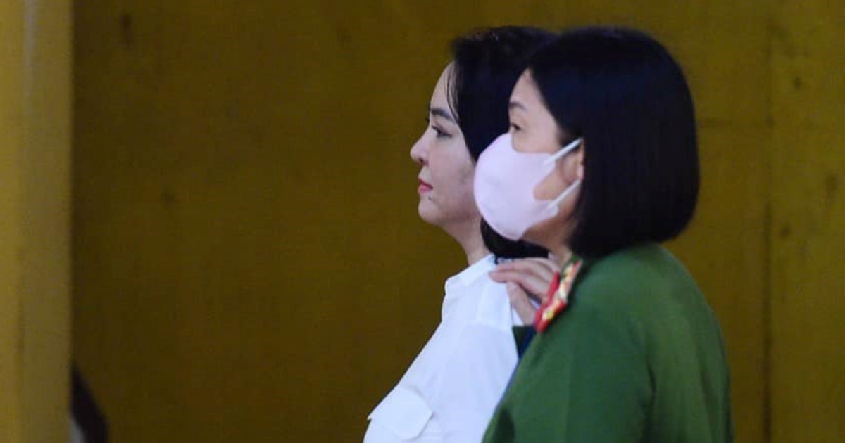 Bà Nguyễn Phương Hằng rạng rỡ khi ra tòa, trái ngược với Vy Oanh