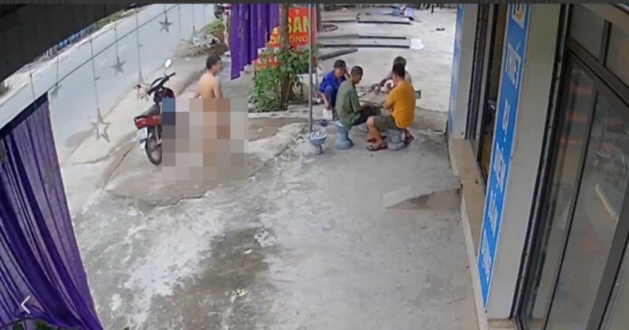 khoa-than-00 Clip nam thanh niên khỏa thân ngang nhiên sải bước giữa đường