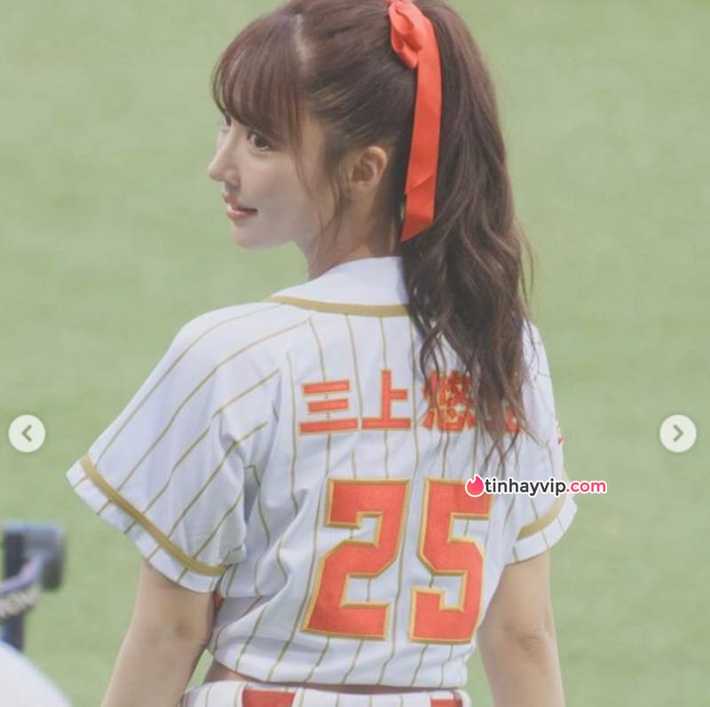 Yua Mikami xuất hiện ở vị trí đặc biệt trên sân bóng chày 5