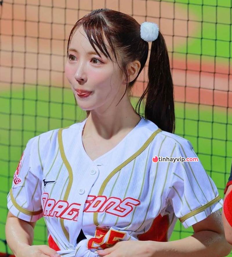Yua Mikami xuất hiện ở vị trí đặc biệt trên sân bóng chày 9