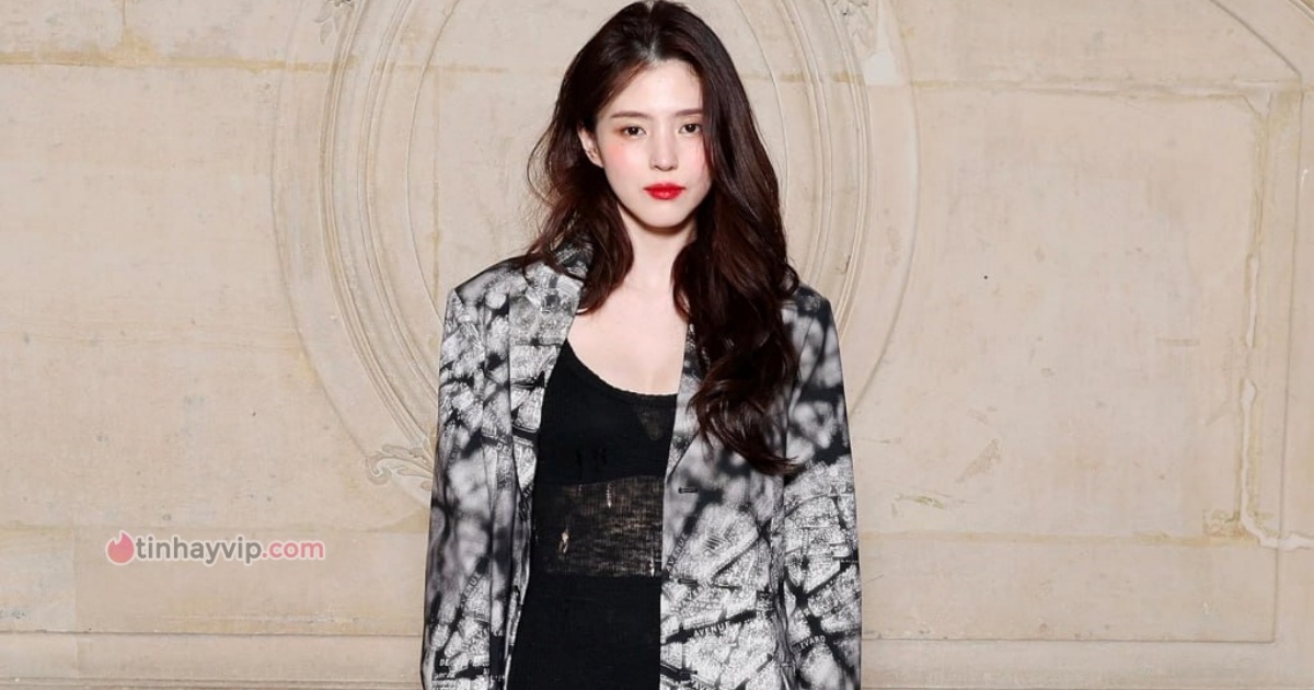 Nàng thơ của Jungkook Han So Hee đẹp bất chấp với bộ váy xuyên thấu màu đen tại Paris