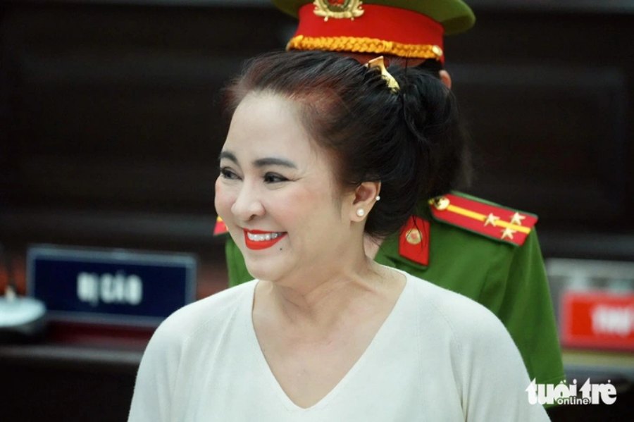 Bà Nguyễn Phương Hằng tại tòa án ngày 4/4/2024 
