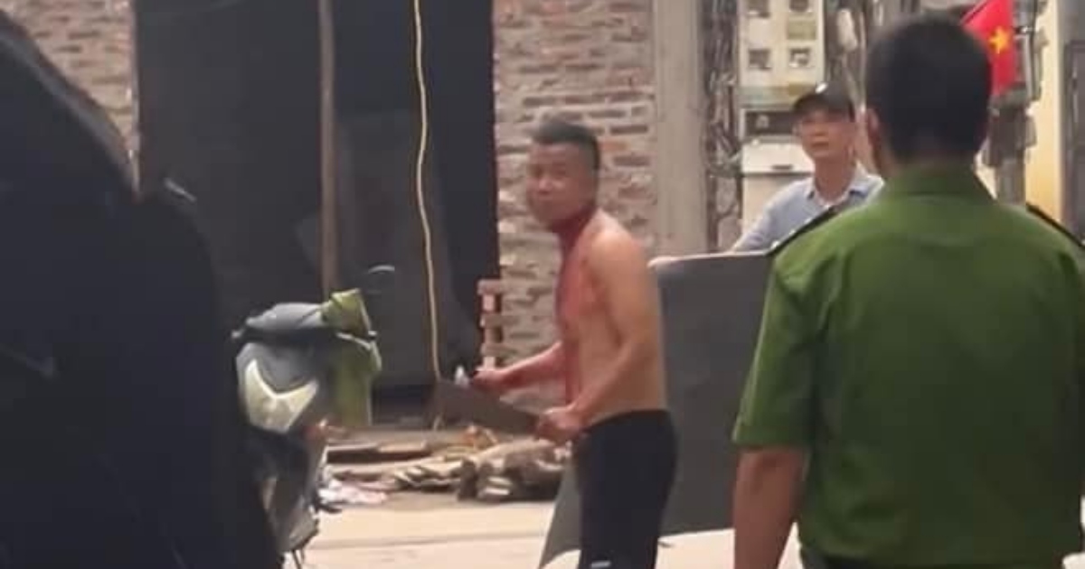 Cận cảnh clip thanh niên tự cứa cổ ở Hà Nội 
